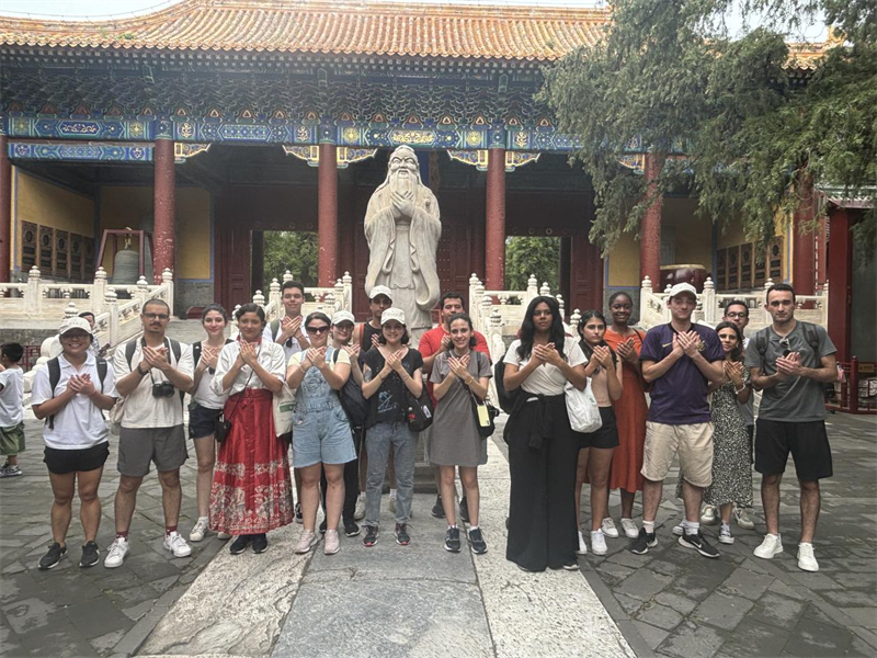 在中國和巴西共迎兩國建交50周年之際,巴西圣保羅州立大學孔子學院今年7月成功組織多批、近40名巴西青少年來華進行短期訪問交流,圖為訪問團成員參加文化體驗活動。 巴西圣保羅州立大學孔子學院供圖 在中國和巴西共迎兩國建交50周年之際,巴西圣保羅州立大學孔子學院今年7月成功組織多批、近40名巴西青少年來華進行短期訪問交流,圖為訪問團成員參加文化體驗活動。 巴西圣保羅州立大學孔子學院供圖