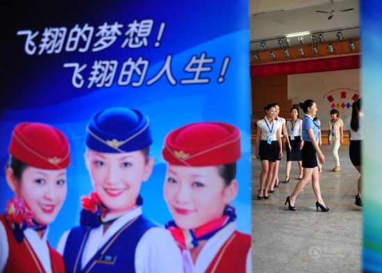 5月8日，應聘乘務員的考生在候考。