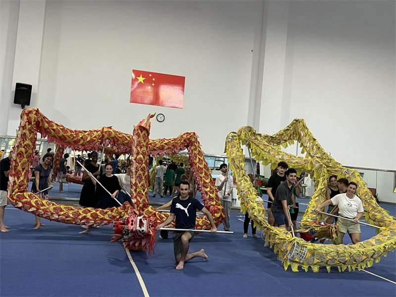 在中國和巴西共迎兩國建交50周年之際,巴西圣保羅州立大學孔子學院今年7月成功組織多批、近40名巴西青少年來華進行短期訪問交流,圖為訪問團成員在中國參加文化體驗活動。 巴西圣保羅州立大學孔子學院供圖 在中國和巴西共迎兩國建交50周年之際,巴西圣保羅州立大學孔子學院今年7月成功組織多批、近40名巴西青少年來華進行短期訪問交流,圖為訪問團成員在中國參加文化體驗活動。 巴西圣保羅州立大學孔子學院供圖