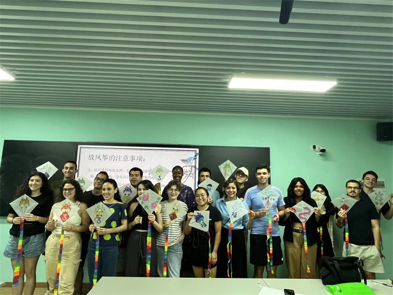 在中國和巴西共迎兩國建交50周年之際,巴西圣保羅州立大學孔子學院今年7月成功組織多批、近40名巴西青少年來華進行短期訪問交流,圖為訪問團成員參加文化體驗活動。 巴西圣保羅州立大學孔子學院供圖 在中國和巴西共迎兩國建交50周年之際,巴西圣保羅州立大學孔子學院今年7月成功組織多批、近40名巴西青少年來華進行短期訪問交流,圖為訪問團成員參加文化體驗活動。 巴西圣保羅州立大學孔子學院供圖