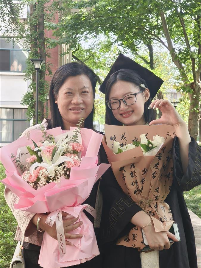 圖為嚴(yán)鋆與何海燕老師合照 本人供圖.jpg